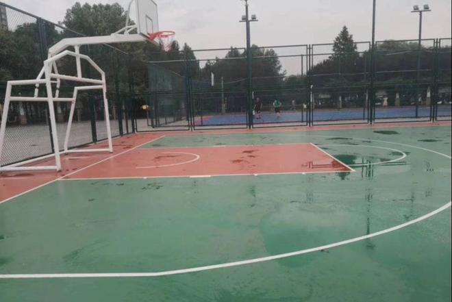 平桥beat365区：这座公园里篮球场翻新啦……